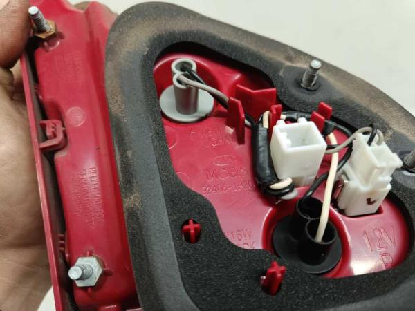 FEU ARRIERE DROIT KIA VENGA 2015+ - Vue 3